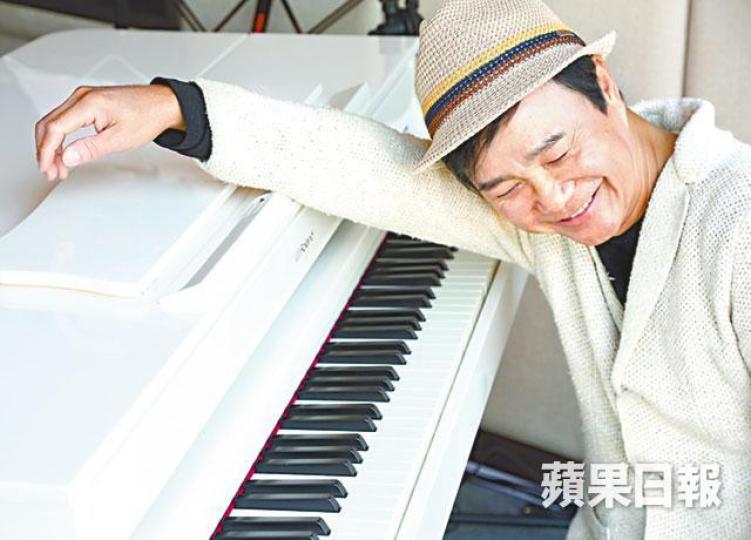 區瑞強的民歌王子形象深入民心,他透露家族成員都是唱得之人。兩名兒子自小已學琴和結他,遺傳了區瑞強的音樂天份。區瑞強、細仔區昕望(左)和大仔區昕進(右),三父子曾兩度同台獻唱。 區瑞強的民歌王子形象深入民心,他透露家族成員都是唱得之人。兩名兒子自小已學琴和結他,遺傳了區瑞強的音樂天份。區瑞強、細仔區昕望(左)和大仔區昕進(右),三父子曾兩度同台獻唱。