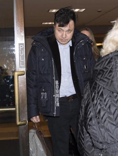 孟晚舟丈夫劉曉棕,出席妻子申請保釋的庭審。美聯社大批記者在庭外關注孟晚舟案。特約記者迪泓攝 孟晚舟丈夫劉曉棕,出席妻子申請保釋的庭審。美聯社大批記者在庭外關注孟晚舟案。特約記者迪泓攝