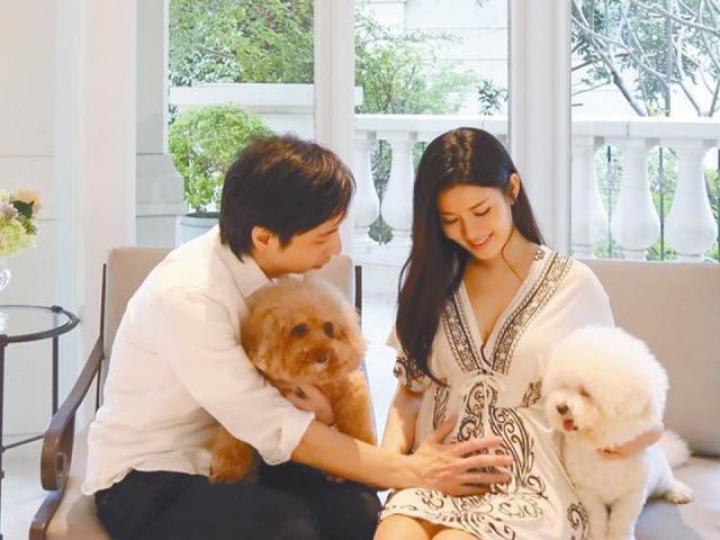 張美妮指老公十分緊張BB,經常提早放工回家陪她。互聯網圖片 張美妮指老公十分緊張BB,經常提早放工回家陪她。互聯網圖片