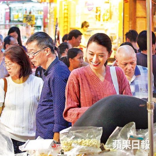 【開心揀餸】陳煒日前到旺角買餸,全程笑個不停,以親民貼地態度爭人氣贏視后。【被男人圍】到海鮮檔時,陳煒被幾個大男人包圍也毫不怯場,更獲店主送蜆、海螺等。【貼地食嘢】陳煒到街市後,先到豆品廠食豆腐花祭五臟廟。近年備受無綫力捧的李佳芯憑《BB來了》大熱競逐視后,是陳煒的勁敵。楊秀惠新店開張,劇集拍檔張衞健(左)到賀兼開香檳。攝影:仇志德 【開心揀餸】陳煒日前到旺角買餸,全程笑個不停,以親民貼地態度爭人氣贏視后。【被男人圍】到海鮮檔時,陳煒被幾個大男人包圍也毫不怯場,更獲店主送蜆、海螺等。【貼地食嘢】陳煒到街市後,先到豆品廠食豆腐花祭五臟廟。近年備受無綫力捧的李佳芯憑《BB來了》大熱競逐視后,是陳煒的勁敵。楊秀惠新店開張,劇集拍檔張衞健(左)到賀兼開香檳。攝影:仇志德