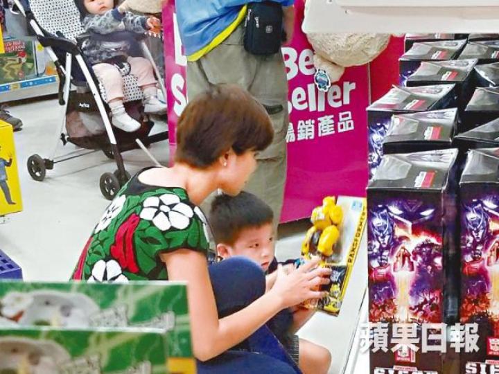 陳茵媺心大心細不知買甚麼好,惟有問囝囝浩鋒意見。陳茵媺拖實囝囝去玩具店,場面溫馨。陳茵媺不清楚玩具的出處和相關卡通片,於是向店員查問。 陳茵媺心大心細不知買甚麼好,惟有問囝囝浩鋒意見。陳茵媺拖實囝囝去玩具店,場面溫馨。陳茵媺不清楚玩具的出處和相關卡通片,於是向店員查問。
