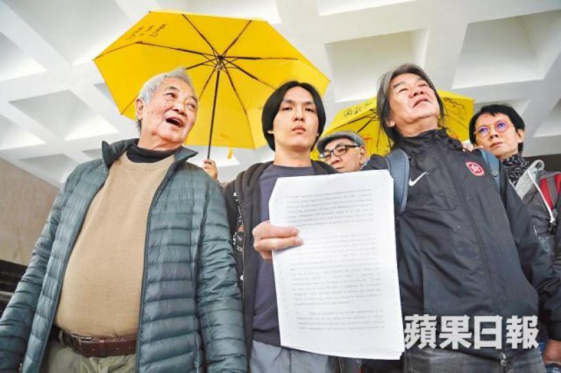 左起：申請人郭卓堅、呂智恆及梁國雄昨在高院外展示判詞。何頴賢攝公民黨立法會議員陳淑莊