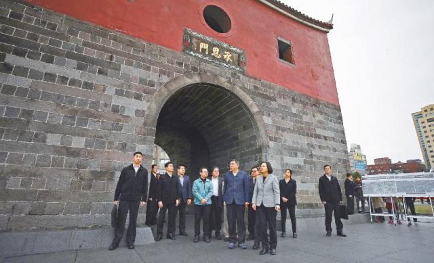 蔡英文及柯文哲昨日會面，並視察北門廣場。台灣《蘋果日報》蔡英文（右）主動向柯談話，但柯不理睬。