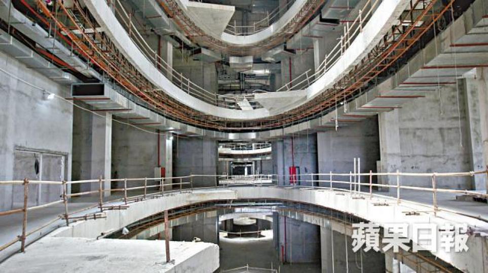 樓高七層的商場內櫳空空如也。光博匯地盤工程幾近停頓，仍未知何時才完工。
