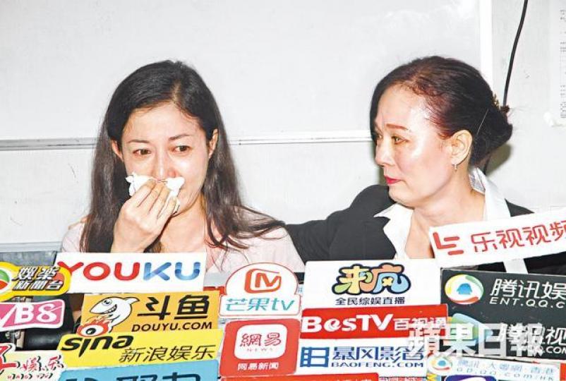 吳綺莉去年涉恐嚇女兒被捕,她聲淚俱下開記招轟社署將卓林當人球。資料圖片 吳綺莉去年涉恐嚇女兒被捕,她聲淚俱下開記招轟社署將卓林當人球。資料圖片