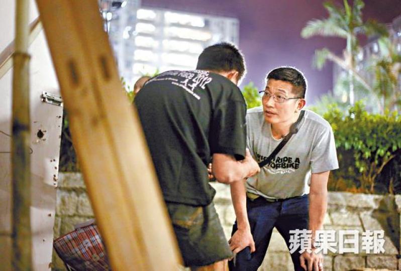 社工吳衞東堅持每周落區探望露宿者。周智堅攝