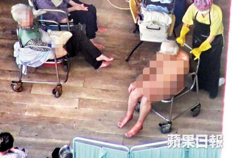 大埔一間安老院2015年遭傳媒踢爆安排長者平台全裸等洗澡後，社署才拒續牌。