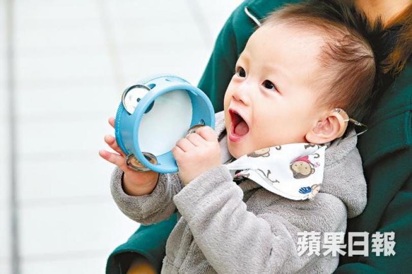 聽障童經轉介可免費獲配助聽器，霖霖是受惠者之一。王子俊攝