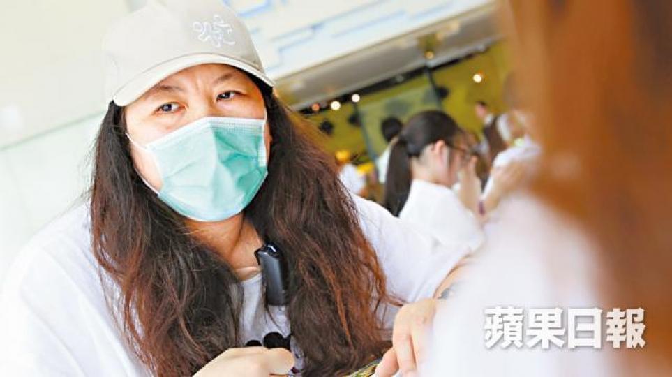 港人江女士花盡積蓄12萬元支付一商舖首期，擔心血本無歸。