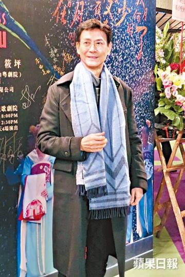 秋官表示希望丁蟹一家五口能再次合作,更搵阿姐演女版丁蟹鬥演技。阿姐表示睇好袁偉豪及黃智雯成為今屆視帝視后。 秋官表示希望丁蟹一家五口能再次合作,更搵阿姐演女版丁蟹鬥演技。阿姐表示睇好袁偉豪及黃智雯成為今屆視帝視后。