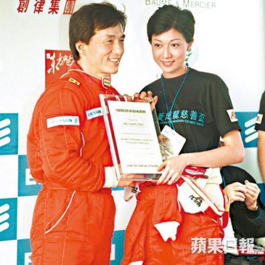 成龍99年與吳綺莉發生婚外情誕下卓林。 成龍99年與吳綺莉發生婚外情誕下卓林。