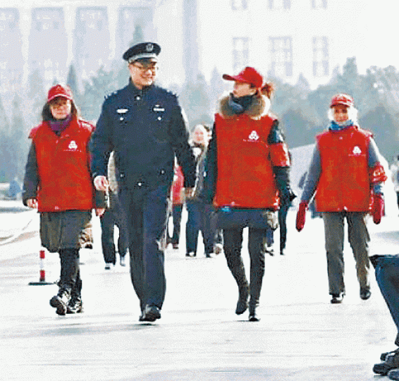 西城大媽與警員並肩巡邏。 西城大媽與警員並肩巡邏。
