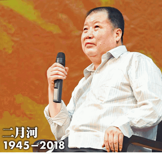 二月河(後排右一)的全家福,父親凌爾文、母親馬翠蘭,前排左起大妹凌建華、三妹凌玉萍、二妹凌衞萍。當兵時的二月河,學習認真。 二月河(後排右一)的全家福,父親凌爾文、母親馬翠蘭,前排左起大妹凌建華、三妹凌玉萍、二妹凌衞萍。當兵時的二月河,學習認真。