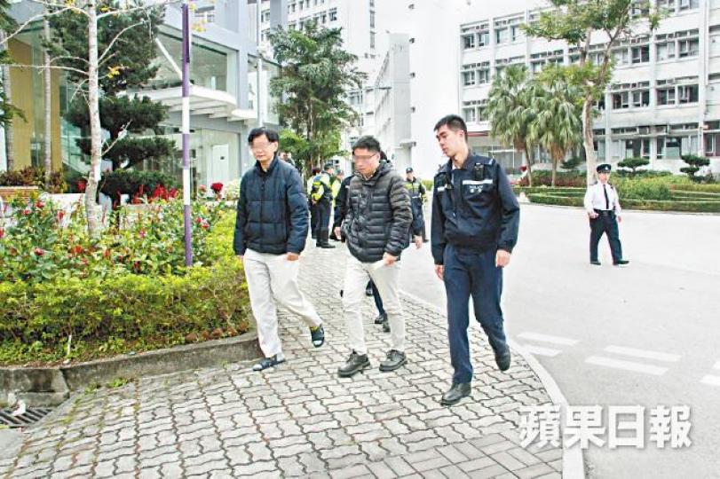 中大教授于如岡(左)及助理教授張磊(中)事後被警方拘捕帶署。文兆麟攝涉事銀色豐田私家車車頭損毀凹陷。 中大教授于如岡(左)及助理教授張磊(中)事後被警方拘捕帶署。文兆麟攝涉事銀色豐田私家車車頭損毀凹陷。