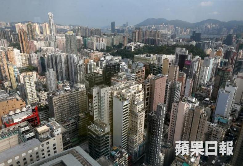 樓價近年急升,父母資助子女上車的情況經常出現。資料圖片 樓價近年急升,父母資助子女上車的情況經常出現。資料圖片