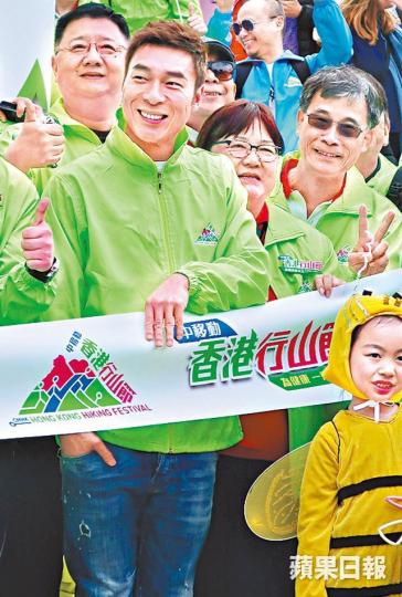 安仔拒絕與張衞健拍劇,因為對方講對白太快。 安仔拒絕與張衞健拍劇,因為對方講對白太快。