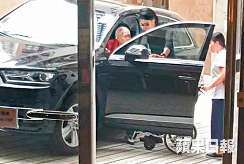 【扶落車】發哥陪完媽咪飲茶後,駕車送她回家。讀者提供圖片【坐輪椅】發哥扶媽咪坐上輪椅,確保她坐得穩陣。【推上樓】安頓好媽咪後,發哥與工人姐姐推發媽上樓。發哥一向侍母至孝,曾被影到拖實發媽出街。資料圖片 【扶落車】發哥陪完媽咪飲茶後,駕車送她回家。讀者提供圖片【坐輪椅】發哥扶媽咪坐上輪椅,確保她坐得穩陣。【推上樓】安頓好媽咪後,發哥與工人姐姐推發媽上樓。發哥一向侍母至孝,曾被影到拖實發媽出街。資料圖片