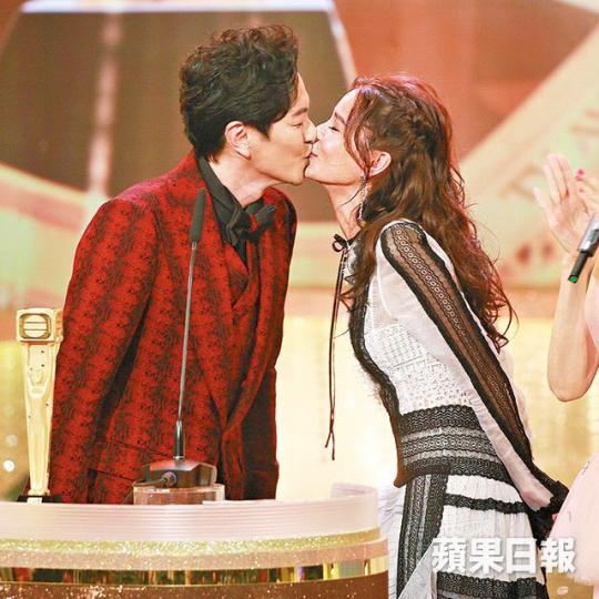 【咀嘴認婚】蕭正楠在領獎時,突然宣佈與黃翠如已結成夫婦,二人更即場咀嘴。【唔怕走光】黃心穎大開中門以性感晚裝行紅地毯,她表示已做足防走光措施。【霸氣十足】陳煒(左)昨晚身穿露半球晚裝配以500萬珠寶,與胡定欣閃爆行紅地毯。【性感透視】劉佩玥雙腿和臀部若隱若現,表示戰衣由以色列空運來港。【藍色小花】唐詩詠露膊晚裝上的藍色珠片花花圖案,清麗脫俗。【聽話男友】馬國明不介意女友心穎性感,最緊要靚。【強顏歡笑】近日捲入風流賬的黃子恆昨晚現身時強顏歡笑。 【咀嘴認婚】蕭正楠在領獎時,突然宣佈與黃翠如已結成夫婦,二人更即場咀嘴。【唔怕走光】黃心穎大開中門以性感晚裝行紅地毯,她表示已做足防走光措施。【霸氣十足】陳煒(左)昨晚身穿露半球晚裝配以500萬珠寶,與胡定欣閃爆行紅地毯。【性感透視】劉佩玥雙腿和臀部若隱若現,表示戰衣由以色列空運來港。【藍色小花】唐詩詠露膊晚裝上的藍色珠片花花圖案,清麗脫俗。【聽話男友】馬國明不介意女友心穎性感,最緊要靚。【強顏歡笑】近日捲入風流賬的黃子恆昨晚現身時強顏歡笑。