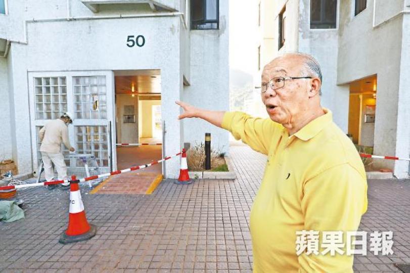 【杏花邨】業委會副主席趙承基指杏花邨的山竹重災區第49及50座正安裝擋水鋼閘,玻璃牆也加厚至三道。陳善南攝杏花邨一截擋浪牆仍未動工修復,損毀石壆擱在岸上欄邊。 【杏花邨】業委會副主席趙承基指杏花邨的山竹重災區第49及50座正安裝擋水鋼閘,玻璃牆也加厚至三道。陳善南攝杏花邨一截擋浪牆仍未動工修復,損毀石壆擱在岸上欄邊。