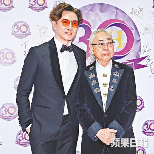 胡渭康將與林建名(右)上契,又會齊齊到日本浸溫泉。 胡渭康將與林建名(右)上契,又會齊齊到日本浸溫泉。