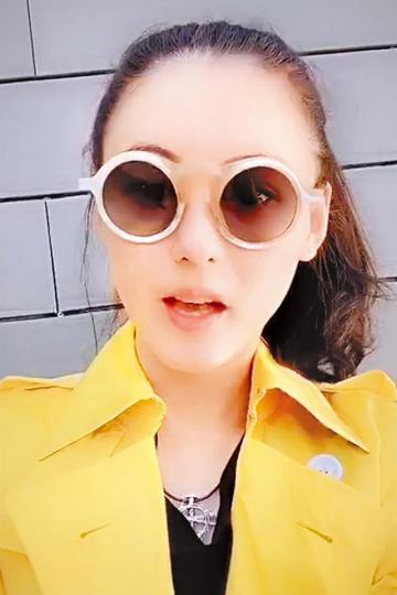 栢芝昨日在網上報喜,承認已於上月誕子。微博圖片趁小王子滿月,栢芝向內地傳媒送上賀卡及喜餅。微博圖片栢芝(右)稱會全力為三子創造更優越的成長條件。資料圖片霆鋒昨日對前妻宣佈誕子一事,表示沒有回應。互聯網圖片 栢芝昨日在網上報喜,承認已於上月誕子。微博圖片趁小王子滿月,栢芝向內地傳媒送上賀卡及喜餅。微博圖片栢芝(右)稱會全力為三子創造更優越的成長條件。資料圖片霆鋒昨日對前妻宣佈誕子一事,表示沒有回應。互聯網圖片