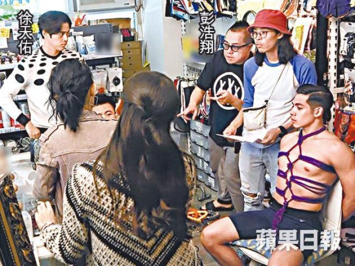 徐天佑與彭浩翔度位,一旁的SM導師已經準備就緒。陳靜(左)和陳逸寧在埋位時已經「收拾心情」,面對情趣玩具不尷尬。 徐天佑與彭浩翔度位,一旁的SM導師已經準備就緒。陳靜(左)和陳逸寧在埋位時已經「收拾心情」,面對情趣玩具不尷尬。