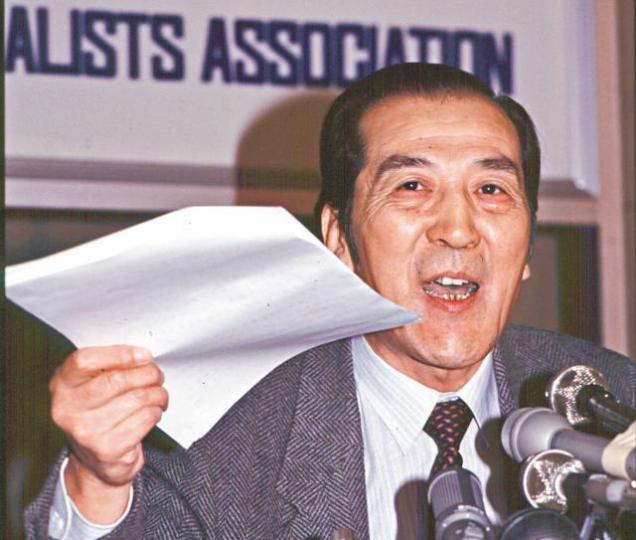 1989年5月,袁木在記者會宣佈不與北大學生自聯會對話,指學生背後有人在挑動搞事。六四解放軍血腥鎮壓民運,巿民把中槍者抬上三輪車送往醫院。資料圖片袁木因一張打高球的照片,曾掀起一陣有關他移民美國的傳言。互聯網1989年4月29日,袁木(右一)與官方指派的北京16所高校代表進行對話。互聯網 1989年5月,袁木在記者會宣佈不與北大學生自聯會對話,指學生背後有人在挑動搞事。六四解放軍血腥鎮壓民運,巿民把中槍者抬上三輪車送往醫院。資料圖片袁木因一張打高球的照片,曾掀起一陣有關他移民美國的傳言。互聯網1989年4月29日,袁木(右一)與官方指派的北京16所高校代表進行對話。互聯網