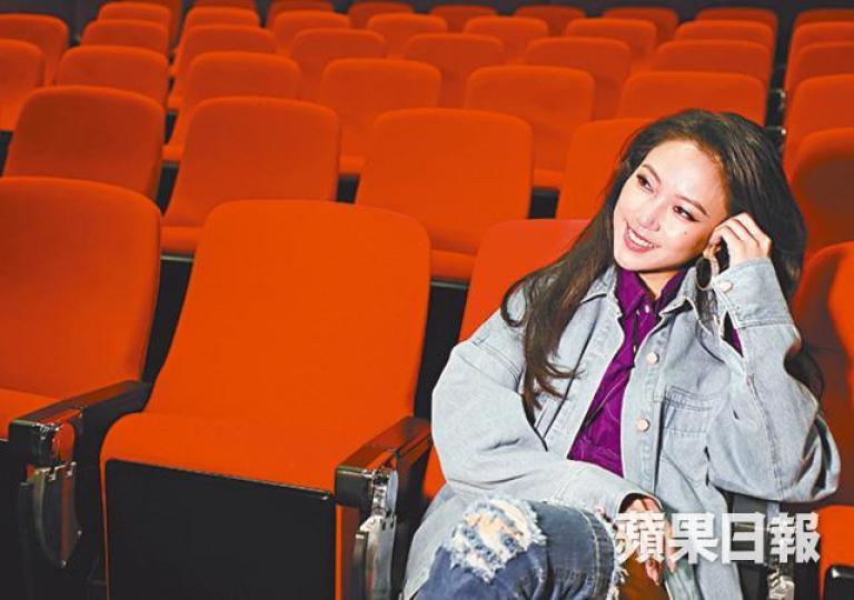 鍾舒漫對事業起跌不太介意,因有些事不到自己可以控制。鍾舒漫覺得本地樂迷睇騷冷靜,不似外地觀眾會企起身。 鍾舒漫對事業起跌不太介意,因有些事不到自己可以控制。鍾舒漫覺得本地樂迷睇騷冷靜,不似外地觀眾會企起身。