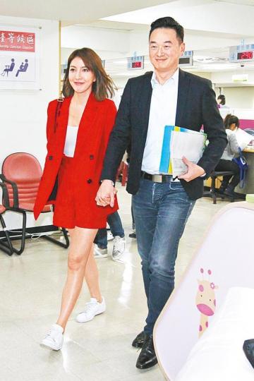 登記結婚後,楊謹華拖着老公離開,以「謝謝」回答記者提問。台灣《蘋果日報》楊謹華與Ben昨日低調到戶政事務所辦理結婚登記。台灣《蘋果日報》 登記結婚後,楊謹華拖着老公離開,以「謝謝」回答記者提問。台灣《蘋果日報》楊謹華與Ben昨日低調到戶政事務所辦理結婚登記。台灣《蘋果日報》