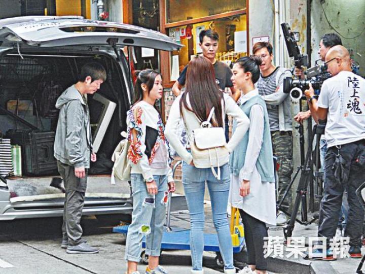 李思捷被三名小花當透明,無奈站在一邊等埋位。李思捷余思霆(右)與林宣妤老友鬼鬼,未正式埋位時已經拖實玩樂。 李思捷被三名小花當透明,無奈站在一邊等埋位。李思捷余思霆(右)與林宣妤老友鬼鬼,未正式埋位時已經拖實玩樂。