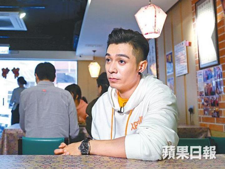 周柏豪坦言越來越追求簡單生活,爭取多點時間見家人。周柏豪到餐廳學習煮一味家常菜「老少平安」,與餐廳員工一同分享。周柏豪敬佩宋太為了女兒Flora,放棄穩定工作開餐廳助人。 周柏豪坦言越來越追求簡單生活,爭取多點時間見家人。周柏豪到餐廳學習煮一味家常菜「老少平安」,與餐廳員工一同分享。周柏豪敬佩宋太為了女兒Flora,放棄穩定工作開餐廳助人。