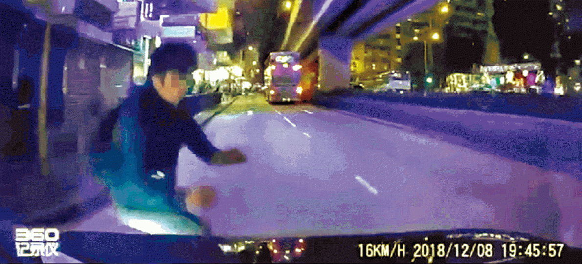 涉案男子早前在深水埗撲出馬路撞向車頭。男子的女同黨事後現身,向司機解釋二人因感情問題爭執推撞。 涉案男子早前在深水埗撲出馬路撞向車頭。男子的女同黨事後現身,向司機解釋二人因感情問題爭執推撞。