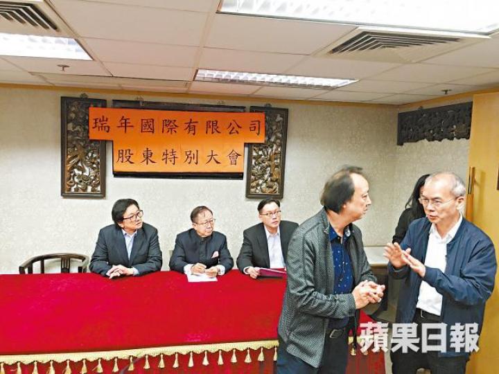投票前夕王福才未有派代表「踩場」,關細彬(前方左)與其他董事候選人頻頻傾密偈。王福才 投票前夕王福才未有派代表「踩場」,關細彬(前方左)與其他董事候選人頻頻傾密偈。王福才