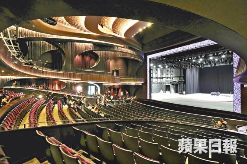 戲曲中心的大劇院設有逾千座位、以紫色和金色作主調。夏家朗攝茶館劇場除出租予劇團,亦有常設劇團表演折子戲。著名粵劇老倌羅家英昨在戲曲中心排練。 戲曲中心的大劇院設有逾千座位、以紫色和金色作主調。夏家朗攝茶館劇場除出租予劇團,亦有常設劇團表演折子戲。著名粵劇老倌羅家英昨在戲曲中心排練。