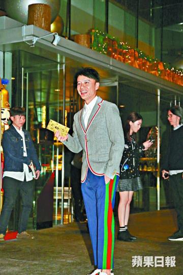 克勤逗留十分鐘就離場,他笑說:「搵錢呀!」楊丞琳抵達酒店就匆匆入場。超蓮向阿嬌送上大利是、並着對方早日生B。好友Fiona向阿嬌送上祝福。張智霖與袁詠儀笑說怕買錯嘢,所以準備現金作賀禮。與阿嬌同公司的任達華到場祝賀一對新人。 克勤逗留十分鐘就離場,他笑說:「搵錢呀!」楊丞琳抵達酒店就匆匆入場。超蓮向阿嬌送上大利是、並着對方早日生B。好友Fiona向阿嬌送上祝福。張智霖與袁詠儀笑說怕買錯嘢,所以準備現金作賀禮。與阿嬌同公司的任達華到場祝賀一對新人。