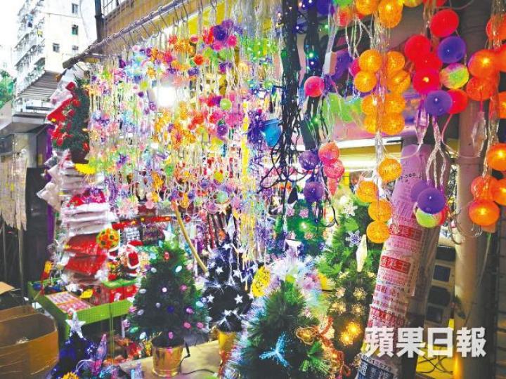 深水埗及旺角等多處熱賣聖誕燈飾的店舖,掛滿不同燈飾,七彩繽紛,吸引不少市民購買。 深水埗及旺角等多處熱賣聖誕燈飾的店舖,掛滿不同燈飾,七彩繽紛,吸引不少市民購買。