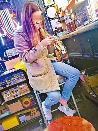 電器店女職員自行替市民將兩腳插頭換成三腳插頭。 電器店女職員自行替市民將兩腳插頭換成三腳插頭。
