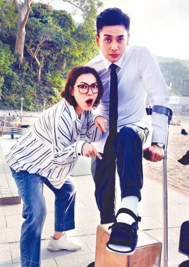 黃宗澤雖然要靠枴杖行路,不過都到外景現場撐田蕊妮,相當有心。互聯網圖片 黃宗澤雖然要靠枴杖行路,不過都到外景現場撐田蕊妮,相當有心。互聯網圖片