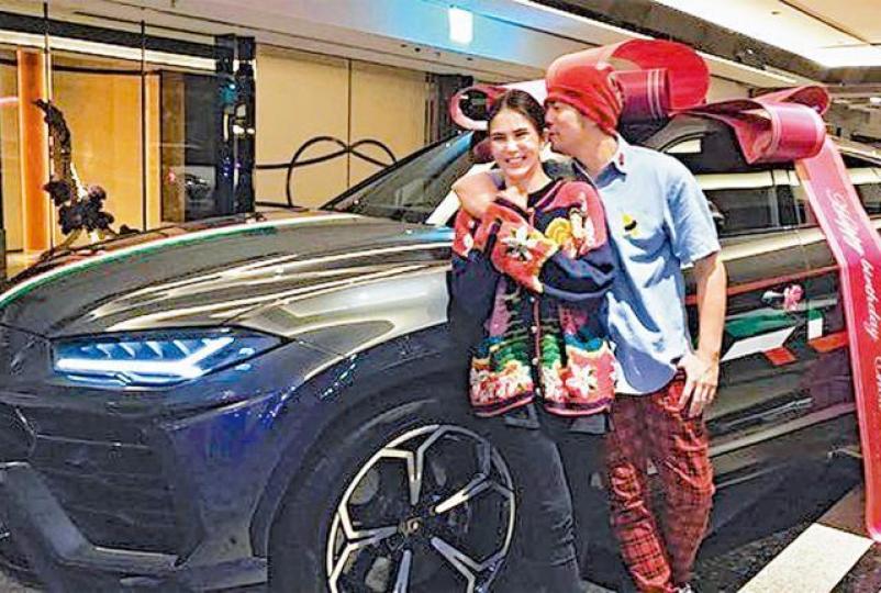 周杰倫收到老婆送上的名車,笑說是人生中第一次被女生送車。互聯網圖片 周杰倫收到老婆送上的名車,笑說是人生中第一次被女生送車。互聯網圖片