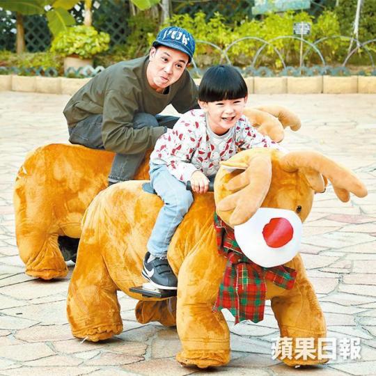 朱薰老公譚健榮與囝囝譚永之齊玩電動鹿車,提早慶聖誕。朱薰表示直至現在仍當自己是新手父母,邊教邊學。朱薰表示最緊要一家人開開心心,抗拒為仔女撲名校。朱薰與囡囡Liv夾糖,慢熱的Liv起初顯得有點害羞。囡囡Liv被哥哥嚇到哭了起來,爸爸譚健榮立即抱抱安慰她。 朱薰老公譚健榮與囝囝譚永之齊玩電動鹿車,提早慶聖誕。朱薰表示直至現在仍當自己是新手父母,邊教邊學。朱薰表示最緊要一家人開開心心,抗拒為仔女撲名校。朱薰與囡囡Liv夾糖,慢熱的Liv起初顯得有點害羞。囡囡Liv被哥哥嚇到哭了起來,爸爸譚健榮立即抱抱安慰她。
