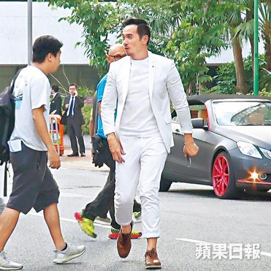陳豪完成自己的拍攝部份,立即向在場的工作人員打聲招呼就走人。李成昌一身騎呢打扮非常搶眼。樊亦敏未埋位時,都忍不住幫李成昌影低他的造型。 陳豪完成自己的拍攝部份,立即向在場的工作人員打聲招呼就走人。李成昌一身騎呢打扮非常搶眼。樊亦敏未埋位時,都忍不住幫李成昌影低他的造型。