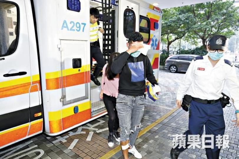 肇事司機與女乘客受傷送院。 肇事司機與女乘客受傷送院。