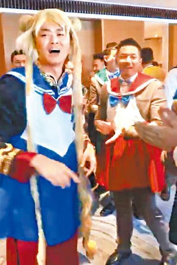 Oscar戴上假髮扮月野兔,兄弟張繼聰(右)就扮火野麗。謝安琪、張繼聰及小肥等為Oscar與江若琳做兄弟姊妹。 Oscar戴上假髮扮月野兔,兄弟張繼聰(右)就扮火野麗。謝安琪、張繼聰及小肥等為Oscar與江若琳做兄弟姊妹。
