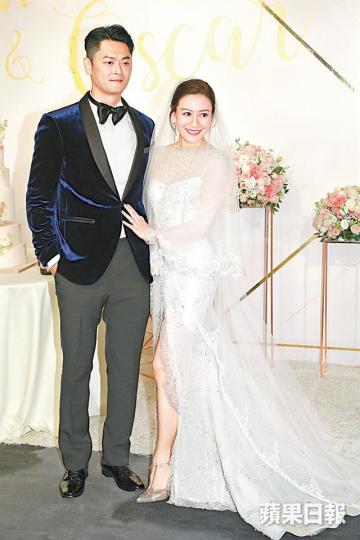 37歲的Oscar昨日迎娶31歲的江若琳過門,成功抱得美人歸,更大讚在入行時已覺得老婆好靚。江若琳感動落淚,Osacr即幫老婆抹眼淚。昨早接新娘,Oscar要戴上口腔固定器扮美女少戰士跳舞。Oscar由接新娘開始,已不斷錫老婆江若琳。Oscar與江若琳婚禮前先向江若琳父母跪地斟茶。 37歲的Oscar昨日迎娶31歲的江若琳過門,成功抱得美人歸,更大讚在入行時已覺得老婆好靚。江若琳感動落淚,Osacr即幫老婆抹眼淚。昨早接新娘,Oscar要戴上口腔固定器扮美女少戰士跳舞。Oscar由接新娘開始,已不斷錫老婆江若琳。Oscar與江若琳婚禮前先向江若琳父母跪地斟茶。