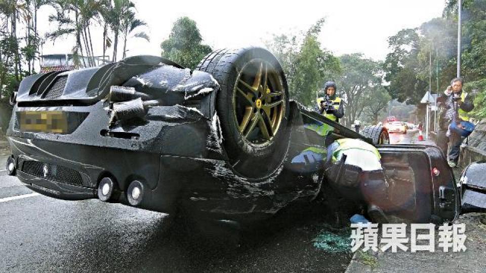 法拉利F430 SPIDER F1 2007年出廠 車價約362萬 失事黑色法拉利四輪朝天,警員在場調查。黃江奇攝 法拉利F430 SPIDER F1 2007年出廠 車價約362萬 失事黑色法拉利四輪朝天,警員在場調查。黃江奇攝