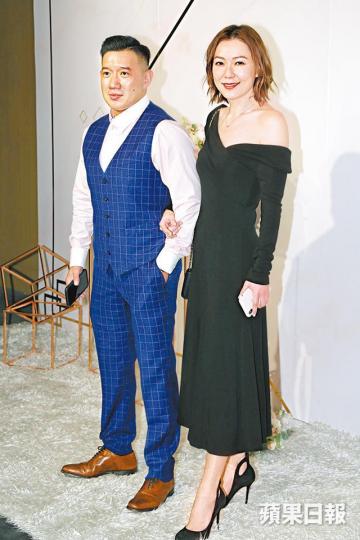 阿澤與太太田蕊妮到場,笑說自己只有錢,所以封利是做人情。周慧敏拍照過後就匆匆入場,未有受訪。這星期連飲兩場的向海嵐,覺得每次婚禮都好感動。曾與新娘江若琳合作拍劇的謝天華到場飲喜酒。C君首次帶未婚妻黃天頤現身,笑說:「醜婦終須見家翁!」 阿澤與太太田蕊妮到場,笑說自己只有錢,所以封利是做人情。周慧敏拍照過後就匆匆入場,未有受訪。這星期連飲兩場的向海嵐,覺得每次婚禮都好感動。曾與新娘江若琳合作拍劇的謝天華到場飲喜酒。C君首次帶未婚妻黃天頤現身,笑說:「醜婦終須見家翁!」
