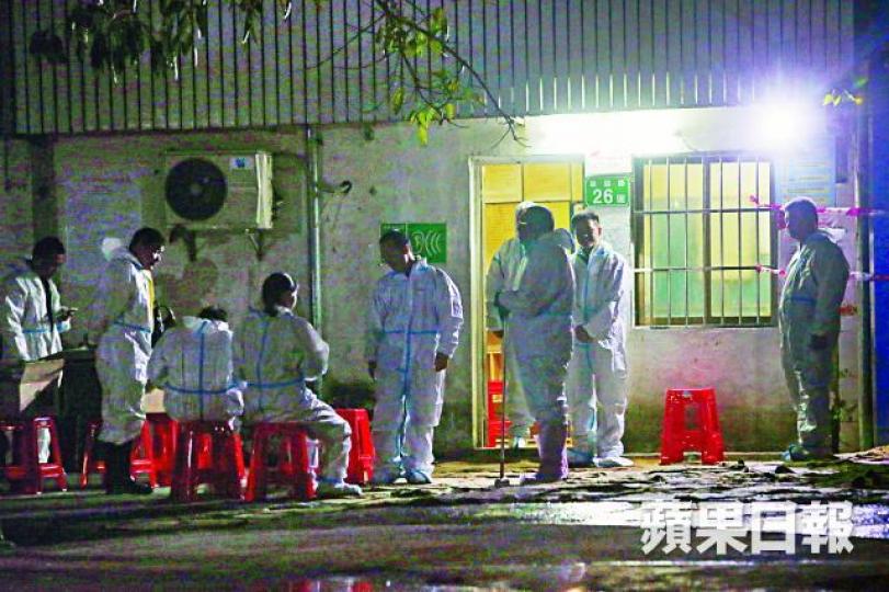 一批穿保護衣的檢疫人員,昨晚在發現疫豬的蘿崗屠宰場門口休息。
一批穿保護衣的檢疫人員,昨晚在發現疫豬的蘿崗屠宰場門口休息。