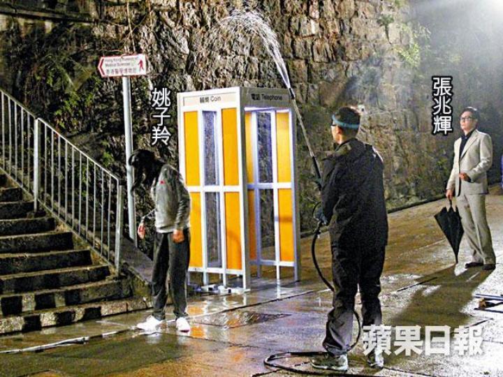 工作人員用水炮向姚子羚兜頭淋水,而等埋位嘅張兆輝都幫手睇效果。姚子羚濕身拍劇凍到震,接過張兆輝「萬歲」的熱飲後先有番啲笑容。 工作人員用水炮向姚子羚兜頭淋水,而等埋位嘅張兆輝都幫手睇效果。姚子羚濕身拍劇凍到震,接過張兆輝「萬歲」的熱飲後先有番啲笑容。