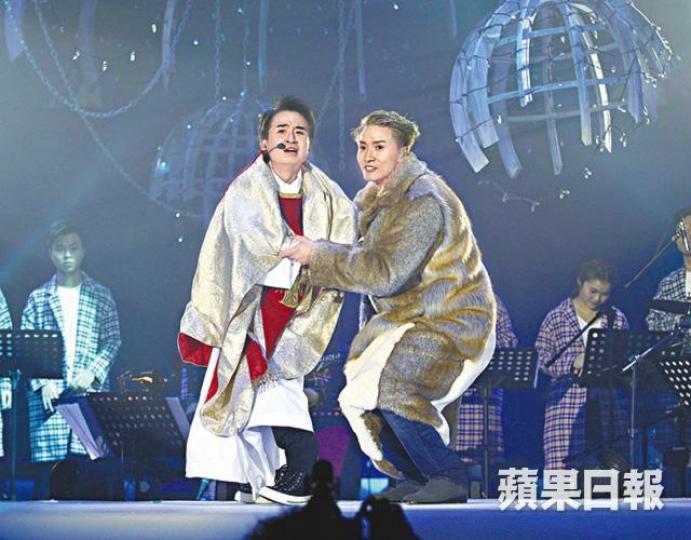 當奴(左)扮神父在台上問柏宇有多少次戀情經歷。柏宇前晚在演唱會上提及太太,笑指自己當年貪美色。 當奴(左)扮神父在台上問柏宇有多少次戀情經歷。柏宇前晚在演唱會上提及太太,笑指自己當年貪美色。