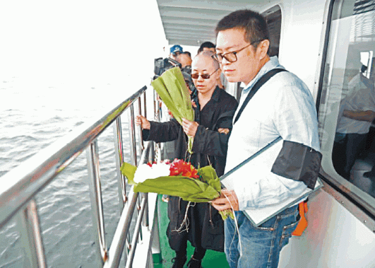 劉霞去年在弟弟劉暉陪同下將劉曉波骨灰撒向大海。今年10月，劉霞曾在訪美期間拜會學者余英時。